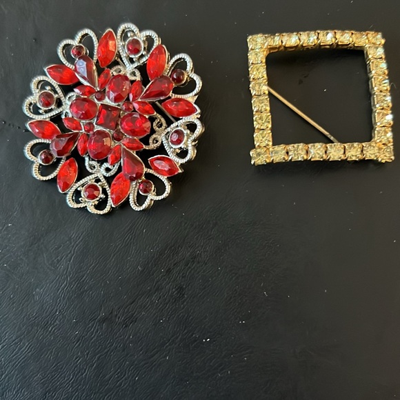 VINTAGE LOOK BROOCHES (2) SOLD TOGETHER - Picture 7 of 7